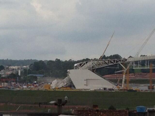 Illustration for article titled Crane Collapse At Brazil World Cup Stadium Kills 3